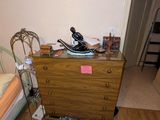 une chambre avec un lit et une commode