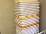 une pile de récipients en plastique posée sur un chariot