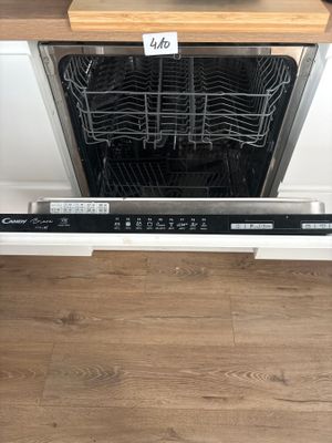 une photo d'un lave-vaisselle installé dans une cuisine
