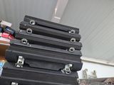 une pile de valises posée sur un tas de cartons
