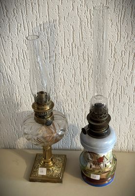 deux lampes posées l'une à côté de l'autre sur une table