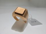 une bague en or sertie d'une pierre carrée