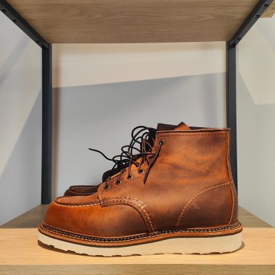 une paire de bottes marron posée sur une étagère