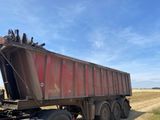 un camion-benne garé sur le bord de la route