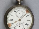 une montre de poche en argent avec des chiffres romains