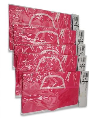 trois sacs en plastique rouge sont empilés les uns sur les autres