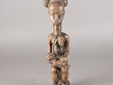 statue d'une femme tenant un bébé dans ses bras