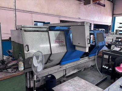 une machine qui se trouve à l'intérieur d'un bâtiment