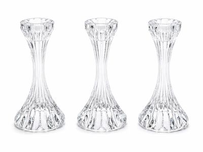 trois vases en verre transparent posés l'un à côté de l'autre sur une surface blanche