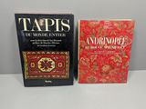 deux livres posés l'un à côté de l'autre sur une table