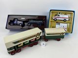 trois camions miniatures rangés dans une boîte