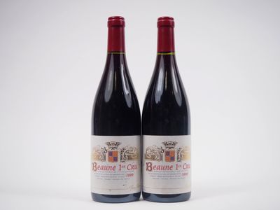 deux bouteilles de vin rouge posées l'une à côté de l'autre sur une surface blanche