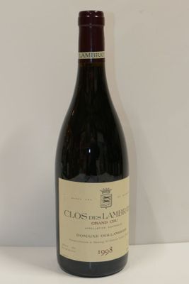 une bouteille de vin posée sur une table