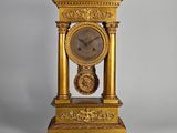 une horloge en or posée sur une table