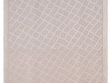 un tapis beige orné d'un motif blanc