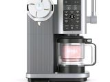 une image représentant une cafetière et une tasse de café