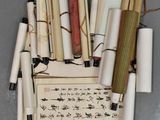 de nombreux rouleaux de papier et des stylos posés sur une table