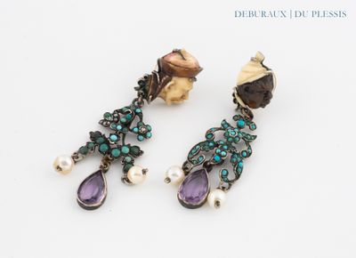 deux paires de boucles d'oreilles ornées de pierres et de perles sur un fond blanc