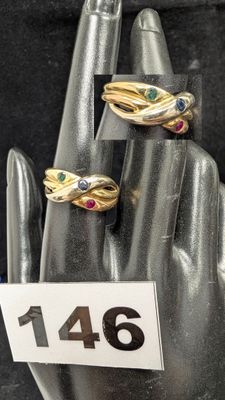 trois bagues à une main, surmontées d'une étiquette de prix