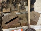 une vieille machine posée sur une table