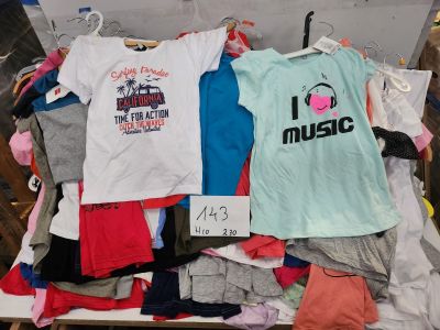 Lot de 230 t-shirts enfant, modèles et tailles différentes, …