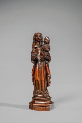 une statue en bois représentant une femme tenant un enfant
