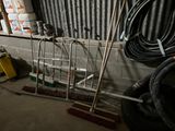 beaucoup de balais et d'autres outils dans une pièce