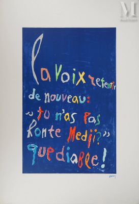 un tableau accroché au mur d'une pièce, sur lequel figurent des inscriptions