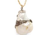 un gros plan d'un collier de perles et d'or sur fond blanc