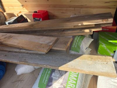 un tas de bois posé par terre dans une pièce