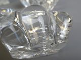 un gros plan d'un objet en verre posé sur une table