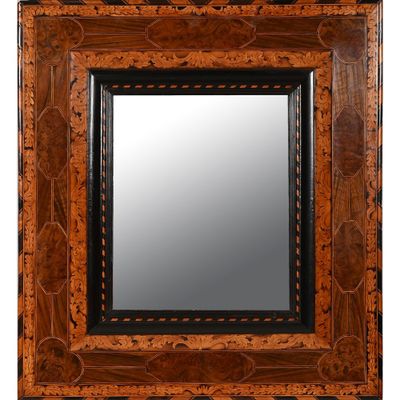 image d'un miroir avec un cadre en bois sur fond blanc