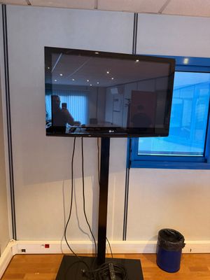 un téléviseur à écran plat posé sur un support dans une pièce