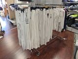 beaucoup de vêtements suspendus à un portant dans un magasin