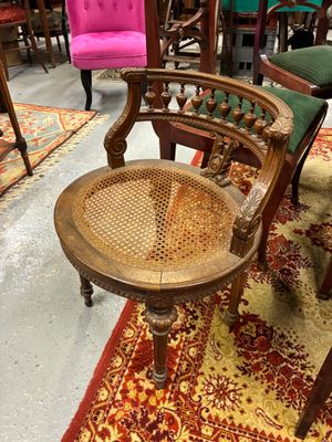 une chaise posée sur un tapis dans une pièce