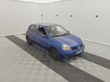 une voiture bleue garée dans un garage