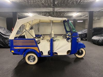 une petite voiture bleue équipée d'un auvent à l'arrière