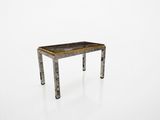 image d'une table avec un plateau en bois sur fond blanc