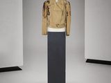 une photo d'un mannequin portant une veste