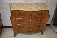 Commode française de style Louis XV à 3 tiroirs - plateau en…