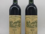 deux bouteilles de vin rouge posées l'une à côté de l'autre sur une table