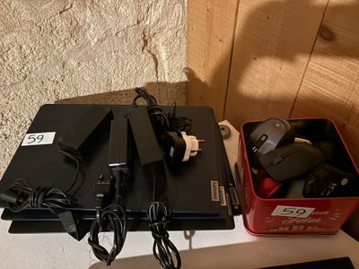 deux ordinateurs portables posés côte à côte sur une table