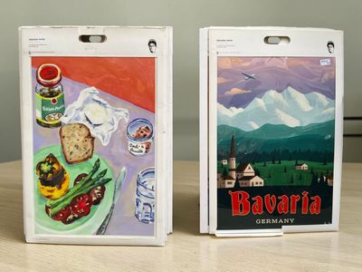 deux boîtes ornées d'images de plats, posées sur une table