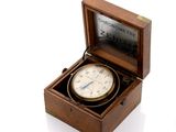 une petite boîte en bois avec une horloge à l'intérieur