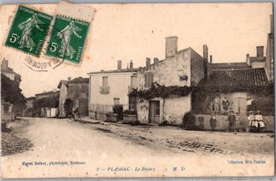 une vieille carte postale représentant une rue de la ville