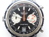 gros plan d'une montre sur une surface blanche