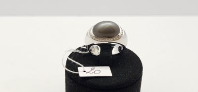 une bague ornée d'une pierre grise sur un anneau noir