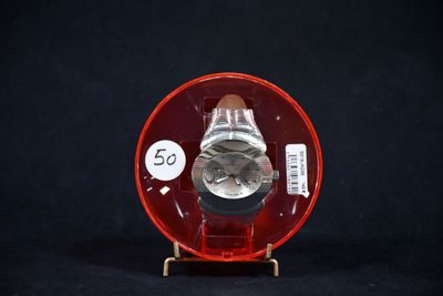 une montre posée à l'intérieur d'un objet rouge sur un fond noir