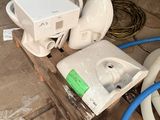 deux toilettes posées sur une palette au milieu de la pièce