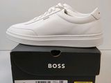 une paire de chaussures blanches posée sur une boîte